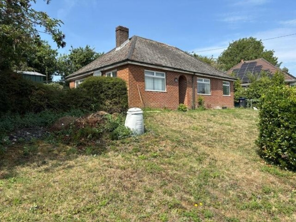 Lot: 7 - DETACHED BUNGALOW ON A PLOT WITH POTENTIAL - Front view of the bungalow